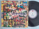 LP HAPPY MONDAYS - PILL'S THRILLS AND BELLYACHES // CAPA CONFORME FOTOS // DISCO EM MUITO BOM ESTADO // PODE CONTER RISCOS QUE CAUSAM CHIADOS, RUÍDOS OU PULOS