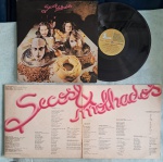 LP SECOS E MOLHADOS C/ ENCARTE // CAPA CONFORME FOTOS // DISCO EM MUITO BOM ESTADO // PODE CONTER RISCOS QUE CAUSAM CHIADOS, RUÍDOS OU PULOS