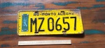 PLACA AMARELA ANTIGA  DE FERRO  DE CARRO PORTO ALEGRE COM ETIQUETA-1981