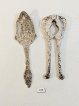 F 42-  S 31-974- LOTE ESPATULA E 1 QUEBRA NOZES EM METAL TRABALHADO. MEDIDA: ESPATULA 18,5 CM DE COM