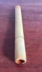 AP 335 Colecionismo. Piteira em marfim com fio em ouro. Medindo 13 cm comprimento.