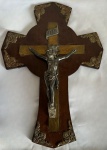 AP 349 Cruz em madeira com cristo crucificado em estanho, com esplendor e placas em metal. A cruz pr