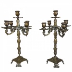 BRONZE - Par de candelabros para 5 lúmens executados em pesado bronze ornamentado ao gosto português