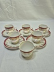 Jogo de 6 xícaras de café com 5 pires em porcelana Abece furtacor vinho com friso ouro. Medindo a xícara 5,5cm x 5cm de altura. Peça com leves desgaste no friso.