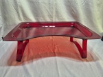 Bandeja de cama em acrílico vermelho com pés dobráveis. Medindo 60cm x 40cm x 21,5cm de altura.