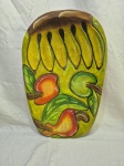 Placa decorativa em madeira com pintura de frutas. Medindo 51cm x 29cm x 8cm de altura.