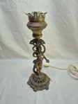 Lindo pé de abajur com escultura de mulher em bronze. Medindo 39cm de altura.