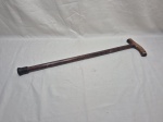 Bengala em madeira com pega reta e ponteira de borracha. Medindo 65cm de comprimento.
