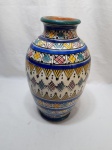 Lindo vaso, floreira em cerâmica vitrificada, possivelmente portuguesa.  Medindo 22cm de bojo x 35,5cm de altura.