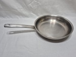 Frigideira redonda em aço inox WMF Cromargan. Medindo 26cm x 5,5cm de altura.