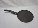 Frigideira em alumínio revestido de teflon da marca Bialetti. Medindo 25cm de diâmetro x 37cm de comprimento com alça.