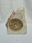 Relógio de mesa à quartz com moldura em pedra. Medindo 20cm x 23cm de altura. Funcionando perfeitamente.
