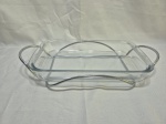 Travessa retangular em vidro temperado com suporte em aço inox. Medindo a travessa 34,5cm x 21cm x 5cm de altura.