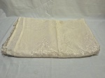 Antigo cobre leito de casal em cetim com bordados. Medindo 240cm x 200cm. Peça com avarias como demonstra fotos.