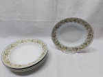 Jogo de 5 pratos fundos de massa, sopa em porcelana Real, barra floral verde com friso prata. Medindo 22,5cm de diâmetro. Desgaste no friso.