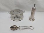 Lote de rechaud, paliteiro e coador de chá em prata 90. Medindo o rechaud 13cm x 7cm de altura.