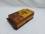 Linda caixa para baralhos e bloco de anotações em madeira marchetada. Medindo 22,5cm x 13cm x 5,5cm de altura.