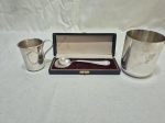 Lote de caneca, colher torta e porta trecos em prata 90. Medindo o porta trecos 7,5cm x 9cm de altura.