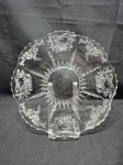 Lindo prato de bolo em vidro incolor moldado. Medindo 29,5cm de diâmetro.