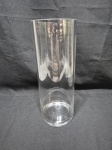 Lindo vaso floreira cilíndrico em demicristal incolor. Medindo 12cm x 31cm de altura.