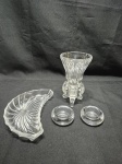 Lote de vaso floreira, petisqueira meia lua e 2 castiçais, peças em vidro e cristal. Medindo o vaso 16cm de altura.