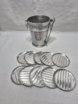 Lote de balde de gelo e 10 porta copos em prata 90. Medindo o balde de gelo 12,5cm x 15,5cm de altura. Leve desgaste.