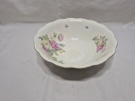 Travessa redonda funda em porcelana polonesa floral com friso ouro. Medindo 23,5cm x 8,5cm de altura.