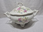 Linda sopeira redonda com 2 alças em porcelana polonesa floral com friso ouro. Medindo 22cm de boca x 15cm de altura.