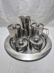 Jogo de servir chá, café com 6 peças em aço inox Eberle, composto de 2 bules, leiteira, açucareiro, manteigueira e bandeja. Medindo a bandeja 41cm de diâmetro.