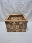 Linda cesta quadrada em ratam trançado. Medindo 30cm x 30cm x 20cm de altura.