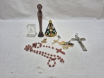Lote sacro, composto de imagens, terço, etc. Medindo a imagem maior 12cm de altura.