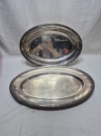 Par de travessas ovais rasas em prata 90, sendo uma Wolff e uma Fracalanza, ambos modelo X. Medindo a maior 41cm x 27cm. Peças com desgaste