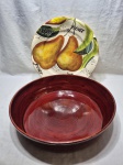 Lote de bowl, fruteira em plástico duro e fruteira redonda em porcelana. Medindo o bowl 41cm x 9,5cm de altura. A fruteira de porcelana está com pequenos bicados.