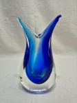 Vaso floreira em vidro de murano azul. Medindo 20cm de altura.