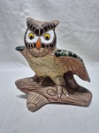 Linda escultura na forma de coruja em cerâmica vitrificada. Medindo 19cm x 20cm de altura.