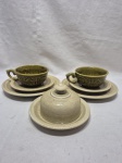 Lote de 2 trios de chá com bolo e manteigueira em cerâmica vitrificada. Medindo a xícara 10,5cm x 5cm de altura.