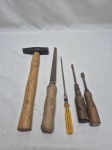 Lote de 4 ferramentas antigas. Medindo o martelo 30cm de comprimento.