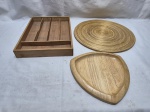 Lote de organizador de talher, descanso de panela e petisqueira, peças em madeira. Medindo o organizador 34cm x 25cm x 4,5cm de altura.