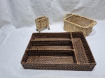 Lote de organizador de talher, cesta e porta guardanapos, peças em ratam trançado. Medindo o organizador 34cm x 24cm x 6cm de altura.