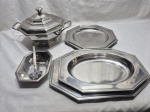 Linda baixela com 7 peças em aço inox Wolff borda facetada. Composto de sopeira, 2 travessas redondas rasas, 3 travessas retangulares rasas e 1 molheira com concha.