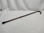 Linda bengala em madeira com pega meia lua e ponteira de borracha. Medindo 94cm de comprimento.