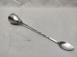 Linda colher longa bailarina com dosador acoplado em prata 90 Aurea. Medindo 26,5cm de comprimento.