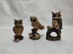 Lote de 3 enfeites na forma de coruja em resina. Medindo a maior 10cm de altura.
