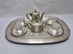 Lote de servir café composto de bandeja, bule, açucareiro e suportes das xícaras em prata 90, copinhos em porcelana. Medindo 45cm x 33cm. Com desgaste na peça.