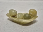 Lote de enfeite de 4 bolas e 1 navete em pedra de onix. Medindo 12cm x 5,5cm x 3cm de altura. Com pequeno bicado.