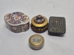 Lote de 4 caixas decorativas, sendo em porcelana, metal e pedra. Medindo a maior 7,5cm x 5,5cm x 3cm de altura.
