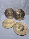 Lote de 4 pratos decorativos em latão com relevo de signos do zodíaco. Medindo 22,5cm de diâmetro.