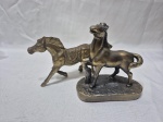 Lote de 2 esculturas de cavalo, sendo um em bronze e um em gesso. Medindo o maior 13cm de altura.
