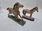 Lote de 2 esculturas de cavalo em resina. Medindo o maior 14cm de altura.