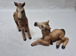 Lote de 2 esculturas de cavalo em resina. Medindo o maior 11cm de altura.